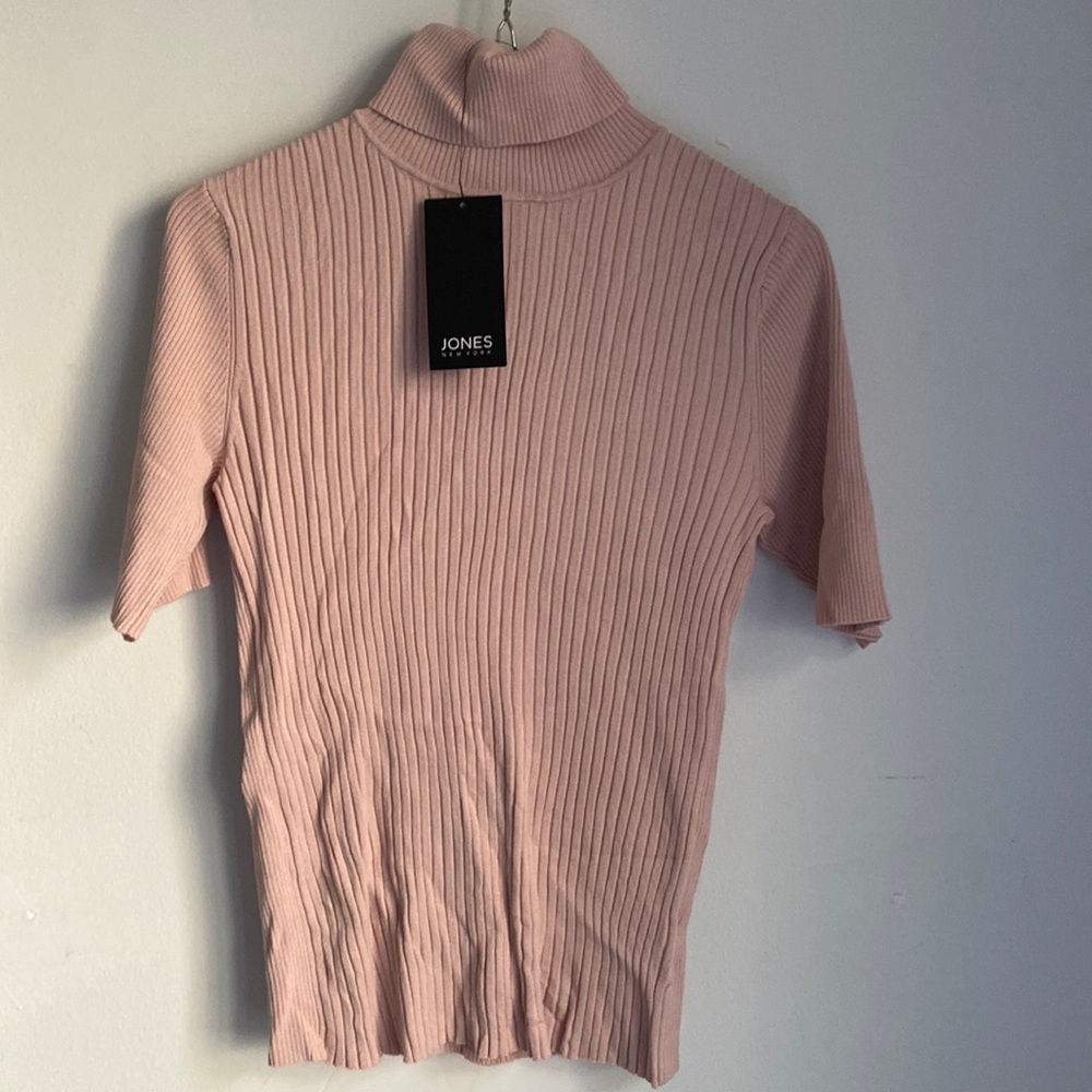Jones NY Barely Pink short sleeve knit ribbed turtle neck. Size S